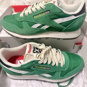Like new Unisex Green Reebok running shoes size 7.5